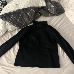 Svart tröja  - Från Gina Storlek xl Håller för huvet kan va lite trångt   