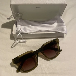 Chimi 04 - Snygga gröna Chimis i modellen 04  Köpt från Chimi butiken online Inga defekter och är i perfekt skick Case,putsduk och dustbag medkommer 