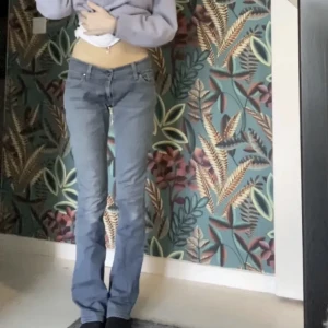 Lågmidjade jeans - Säljer dessa super snygga lågmidjade tiger of sweeden bootcut jeansen då dem tyvärr är lite stora. Storlek 27/34. Pris kan diskuteras 💕skiv om ni vill ha mer bilder