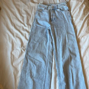 Högmidjade jeans  - Högmidjade jeans från Zara. Sitter lite tajt vid rumpan. Priset går att diskutera om det önskas
