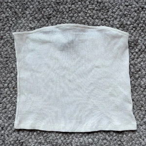 Vit tubtopp - Vit tubtopp från märket pieces. Säljer pga köpte fel storlek. Aldrig använd.