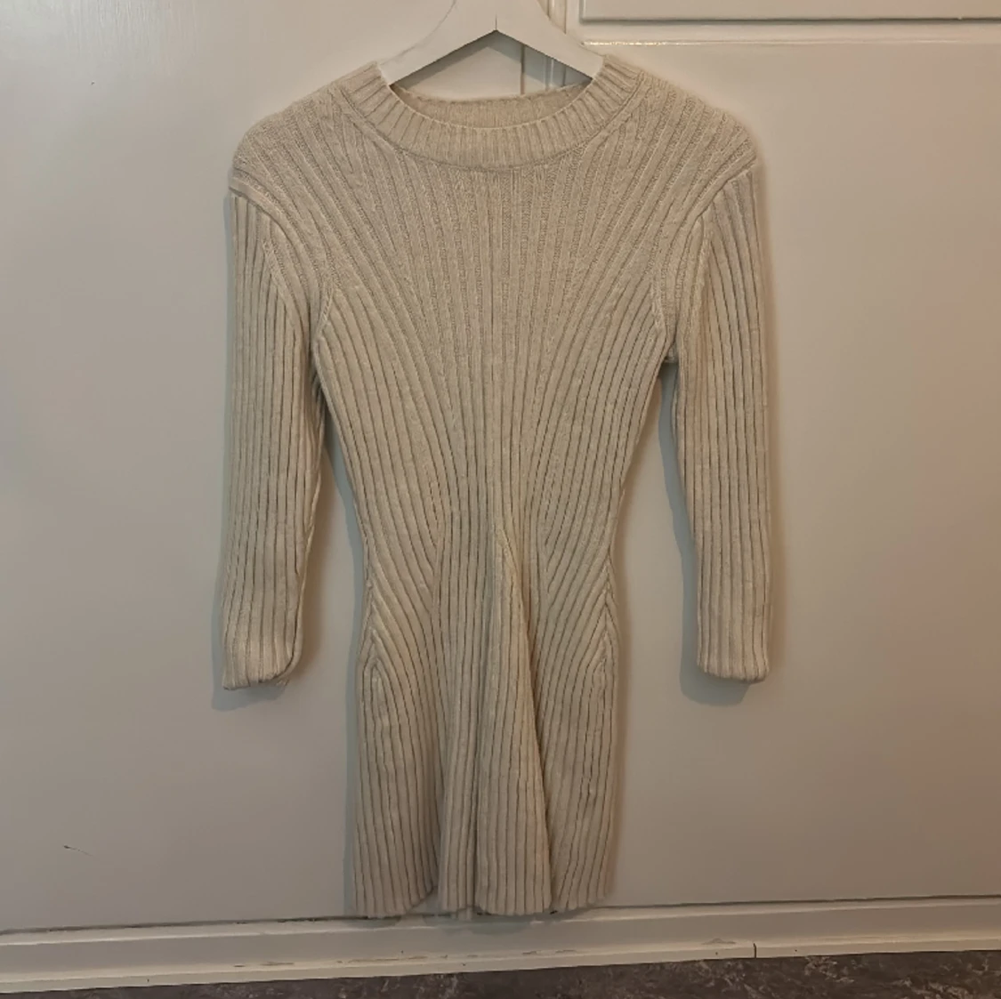 Vit/ljus beige  stickad klänning HM