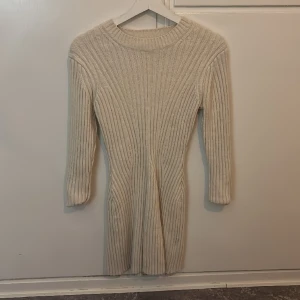 Vit/ljus beige  stickad klänning HM - Vit/ljus beige stickad fin mysig klänning från hm 