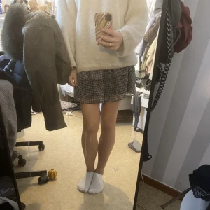 Volang kjol - Kjol från hm, en av mina favorit kjolar men används inte längre. Jätte fina på vintern med strumbyxor❤️