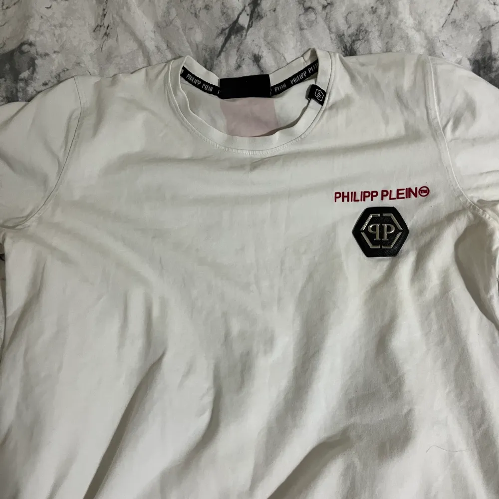 Hej, jag säljer men Philipp Plein tshirt som jag köpte denna sommaren, det var inte riktigt min stil och därmed säljer jag den! Nypris 480€. . T-shirts.