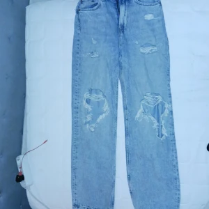 Blåa jeans hål på knäna  - Nästan nya jeans, aldrig använt pga inte kommit till användning.