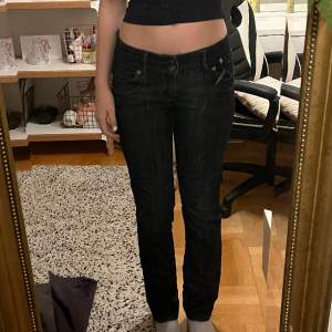 Säljer dessa jättesnygga jeans från Lucia Rosati då Dd inte längre kommer till användning. Är i storlek 34! 💗
