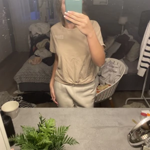 Beige Tröja - Beige tröja med en liten text och knytning, bra skick 💞