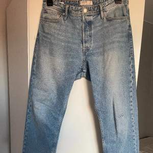 Ljus blåa jeans (Loose fit) från Jack and Jones. I princip oanvända jeans som tyvärr var för stora för mig. Nyligen köpta, Nypris: 649kr 