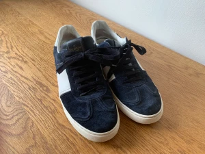 Valentino flycrew marinblå - Säljer mina valentino flycrew som inte går att köpa längre. Ny pris ca 7000. Endast använda under sommaren. Alla bitar kvar nästan perfekt skick