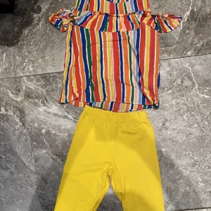 Sommarkombination  - Ett supergulligt sommarset i stl. 140-152. Randigt och färgglatt. Leggings med tillhörande tröja. Säljer pga stor garderobrensning. Kika gärna på mina andra annonser, säljer mycket. Samfraktar gärna:)