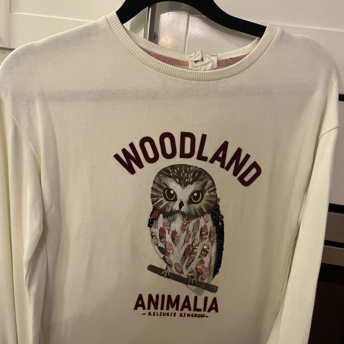 Vit tröja med glittriga detaljer