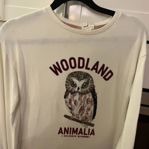 Vit tröja med glittriga detaljer - En mysig, varm vinter tröja med snygga glittriga detaljer. Kan hämtas i Sundbyberg 