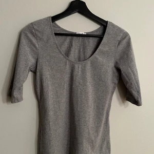 Topp med trekvartsärm - Filippa K i melerat grått, fint skick. Stl S