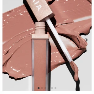 Caiacosmetics liquid lipstick mamazita - Helt ny och oöppnad förpackning (se bild). Köpt från Caiacosmetics hemsida i färger mamazita. Aldrig använd. Originalpris 195kr