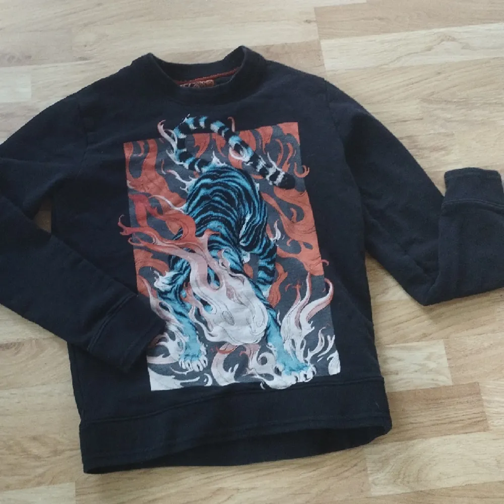 Svart sweatshirt med coolt tiger tryck. Från: Medicine Joanna Krótka Storlek: S Använd ett par gånger men i god skick. Originalt för män, men kan användas för båda könen. . Hoodies.