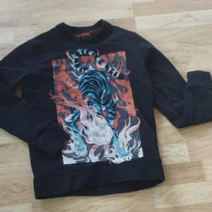 Svart sweatshirt med coolt tiger tryck. Från: Medicine Joanna Krótka Storlek: S Använd ett par gånger men i god skick. Originalt för män, men kan användas för båda könen. 