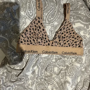 Calvin Klein topp - Helt oanvänd, endast testad. Säljer pga fel storlek. 🤍