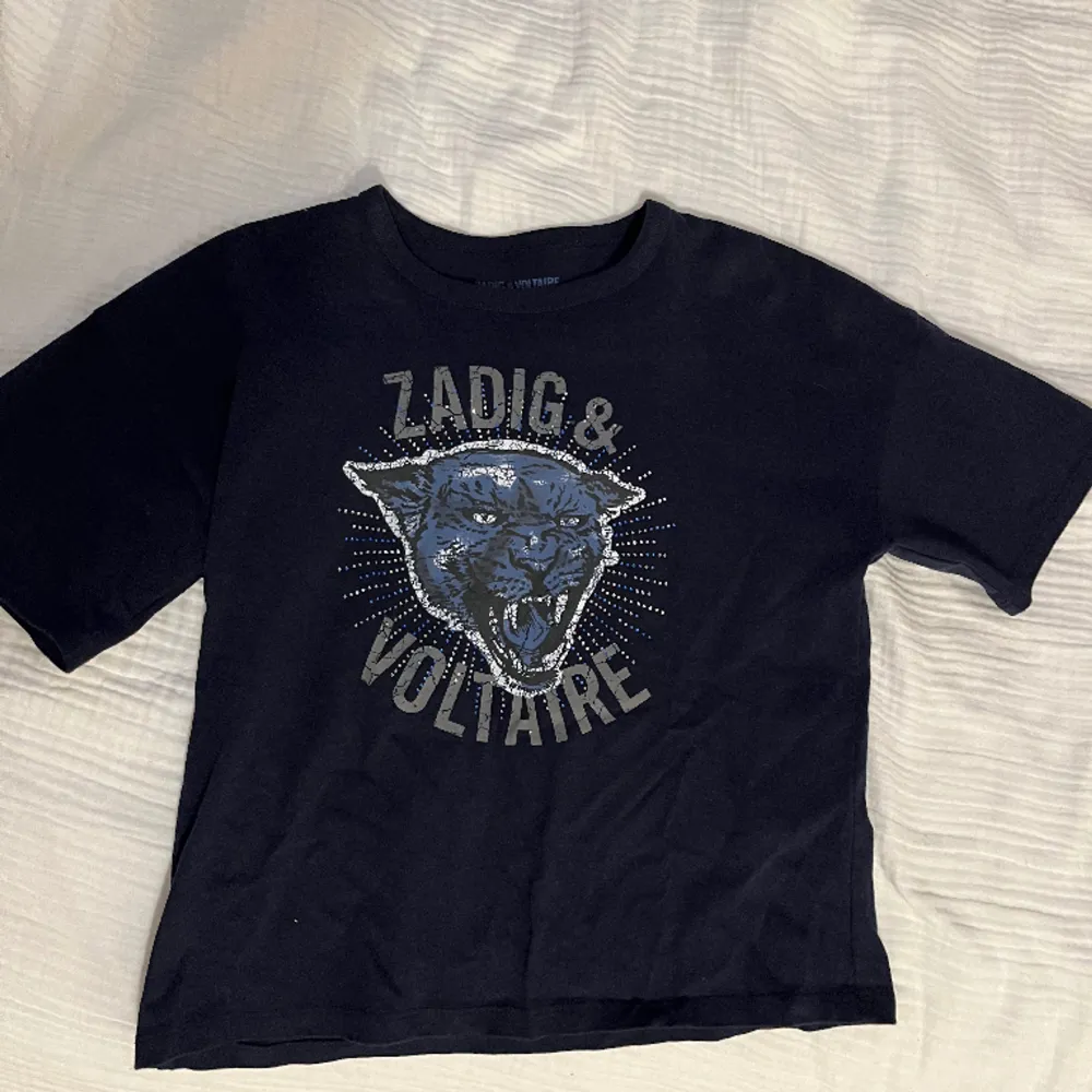 Söljer min superfina Zadig et Voltaire t-shirt då den tyvärr inte kommer till användning längre, den är i toppen skick och är knappast använd.❤️. T-shirts.