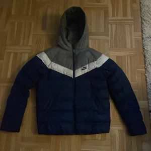 Nike-dunjacka  - En tjock dunjacka i 10/10 skick perfekt inför vintern, strl finns tredje bild (ops det är barn storlek!)  Pris är flexibelt 