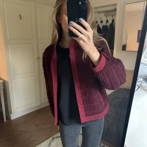 Vinröd jacka - Säljer denna vinröda jackan i ull. Väldigt fint skick då den är sparsamt använd! Mer vinröd i verkligheten än vad den är på bilderna ovan. Storlek 42 men sitter superbra på mig som är S och även M