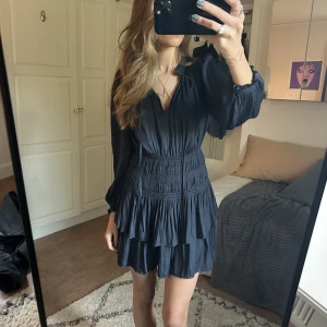 Maje klänning - Säljer min superfina mörkblåa Maje klänning. Endast använd en gång så den är i princip i nyskick! Köptes ny för lite mer än 3000 kr. Storlek 36 men då den är stretchig i midjan passar den både mindre och större💙