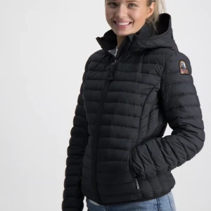 Parajumper jacka  - Säljer min para jumper jacka som är i bra skick💗 