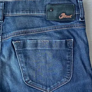 Snygga lågmidjade Diesel jeans, endast en lite defekt. Skriv för föer bilder. Super slim model men sitter  rätt löst, men det beror ju på.💖