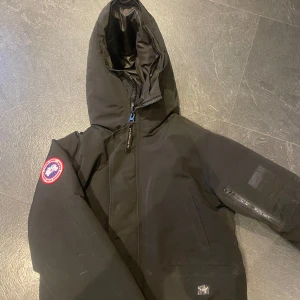 Canada goose Vinterjacka XS - Fin och varm bomber vinterjacka. Storlek Xs Använd lite grann men ej mycket. Bomber modell  