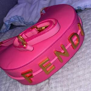 Helt ny Fendi handväska med justerbar sling ej äkta färg rosa mellan modell 