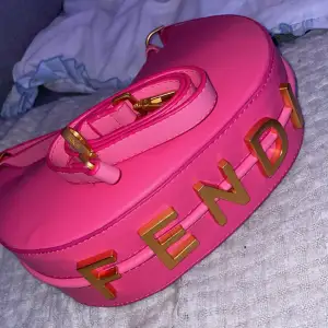 Helt ny Fendi handväska med justerbar sling ej äkta färg rosa mellan modell 