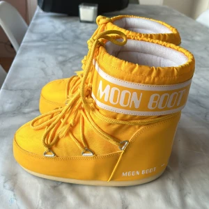 Gula moonboots - Gula moonboots i storlek 36/38. Köpta på NK i Gbg förra året. Nypris 1500. I fint skick, de finns ett litet märke i fram på ena skon, men de är inget man tänker på. Säljes på grund av fel storlek. Hör av dig vid intresse. Finns i Masthugget/Göteborg.