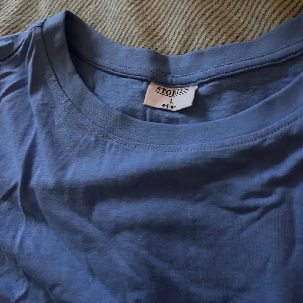 En fin blå tshirt i storlek L. T-shirten är normal i storleken och är urringad. Den är endast testad och är i jättebra skick med inga skador eller liknande ❤️ 100% bomull. T-shirts.