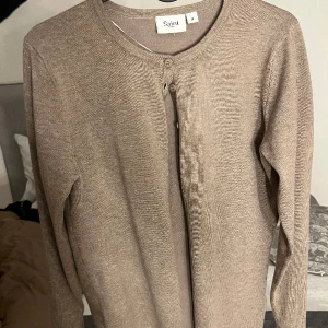 Saint Tropez kofta - Saint Tropez kofta i brun/beige färg, endast använd få tal gånger🤗🤗i superfint skcik! 