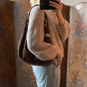 Väska i brun mocka - Vintage väska i äkta mocka❣️ fin brun förg och fint skick, så fin modell🥰 Bara att höra av dig vid frågor/föer bilder❣️