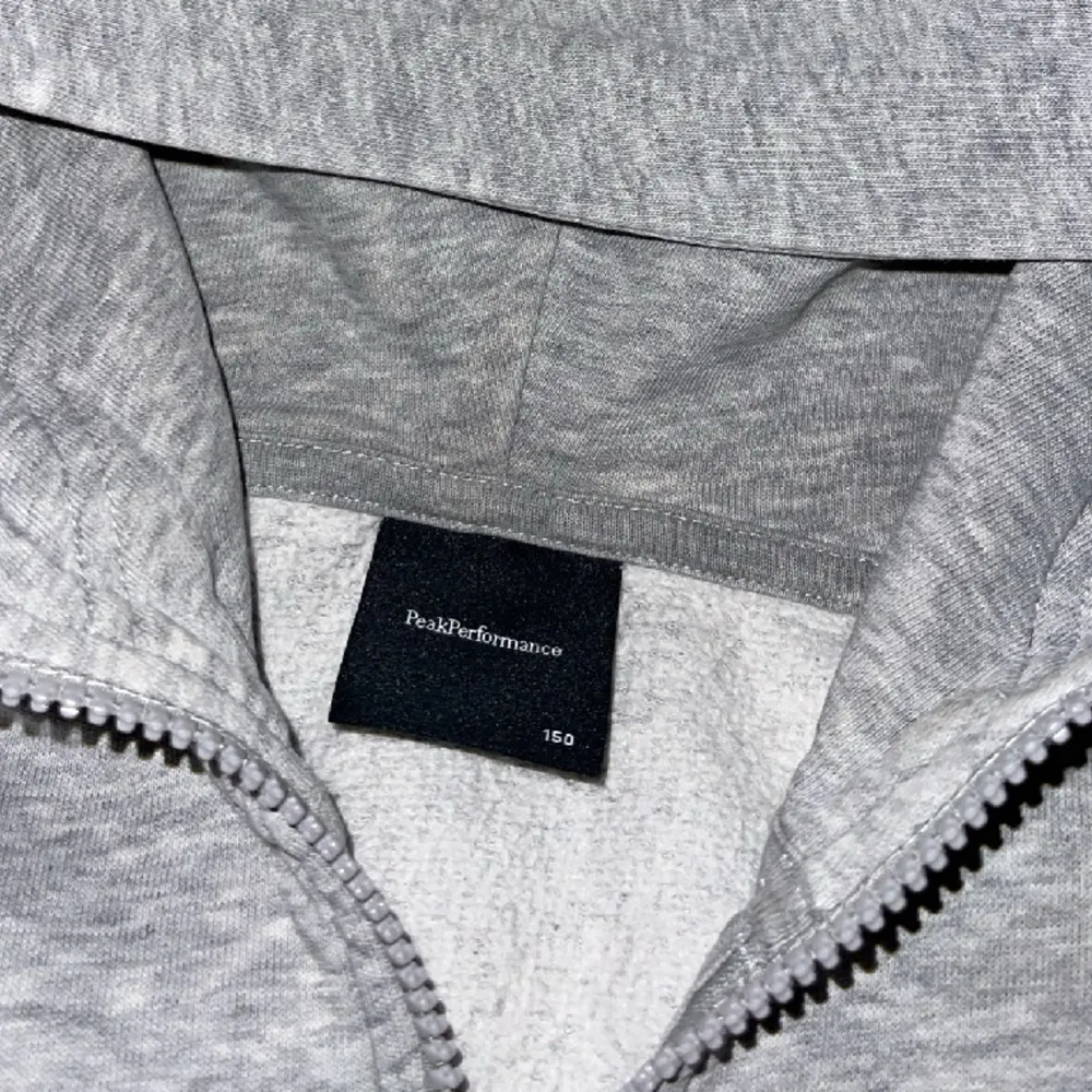 En grå Peak Performance zip-hoodie. Storlek: 150, passar även XS.. Hoodies.