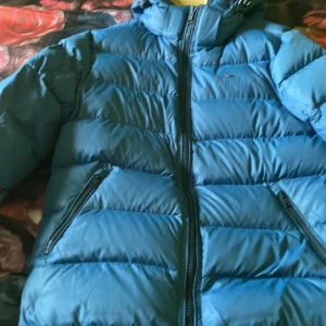 Tommy Hilfiger vinterjacka storlek M - Jag säljer den här vinterjackan från Tommy Hilfiger i storlek M,den är för herr.Den är köpt för 2800kr och mitt pris är 1200+ frakten.Ja kan mötas upp i Göteborg,Kungälv,Mölndal,Stenungsund kommun,Ale kommun osv.Pris kan sänkas ifall man vill köpa.
