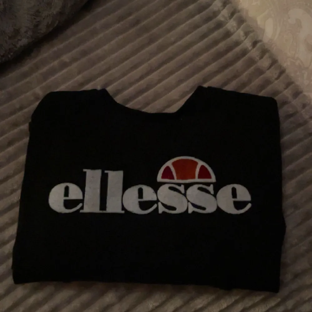 Svart sweatshirt ifrån Ellesse Lite croppad i modellen. Storlek: S . Hoodies.