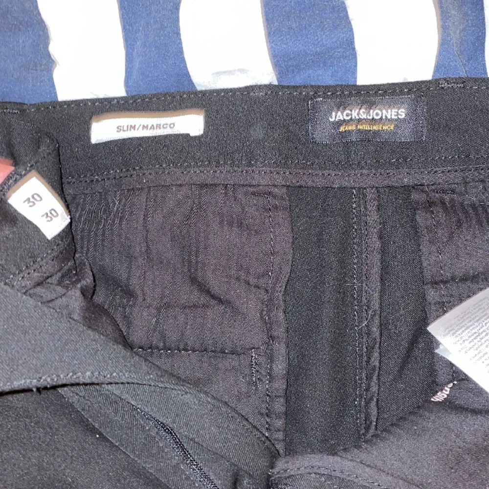 Väldigt snygga kostymbyxor i slimfit från Jack & Jones. De är i nyskick och väldigt sköna i storlek 30/30. . Jeans & Byxor.