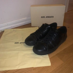 Arigatos svarta - Säljer nu mina feta helsvarta arigatos för bra pris. Tecken på användning finns men fortfarande snygga. Boxen och dustbag hänger såklart med. Hör av dig för minsta fundering!
