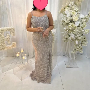 Fest klänning - Endast använd 1 gång, storlekar 40/42 men passar en 38a också då jag är en 38a