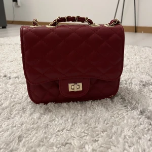 Vinröd handväska  - Säljer min oanvända vinröda handväska💕  Inga defekter och är i super skick!