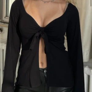 Design By Sí Topp - Svart topp från Design By Sí, använd ett fåtal gånger men i otroligt bra skick 🖤M/L i storlek men passar definitivt S också