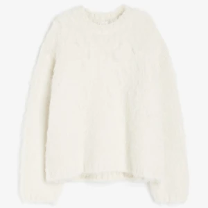 Tröja - Säljer denna tröjan från HM som nu är slutsåld! Har i storlek M, så den är lite oversize ❤️använd en gång så helt i nyskick! Väldigt lik mohairtröjorna från Arket/other stories 