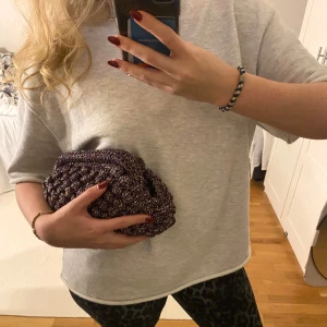 Kuvertväska - Säljer min Scalpers kuvertväska som också har ett axelband❣️❣️ säljer då den inte kommer till användning. Inga defekter, köptes förra sommaren och inköpspriset var 1000kr❣️