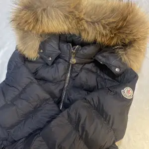 Fin moncler puffer jacka A kopia . Kan skicka bild hur jackan sitter på vid intresse bara.