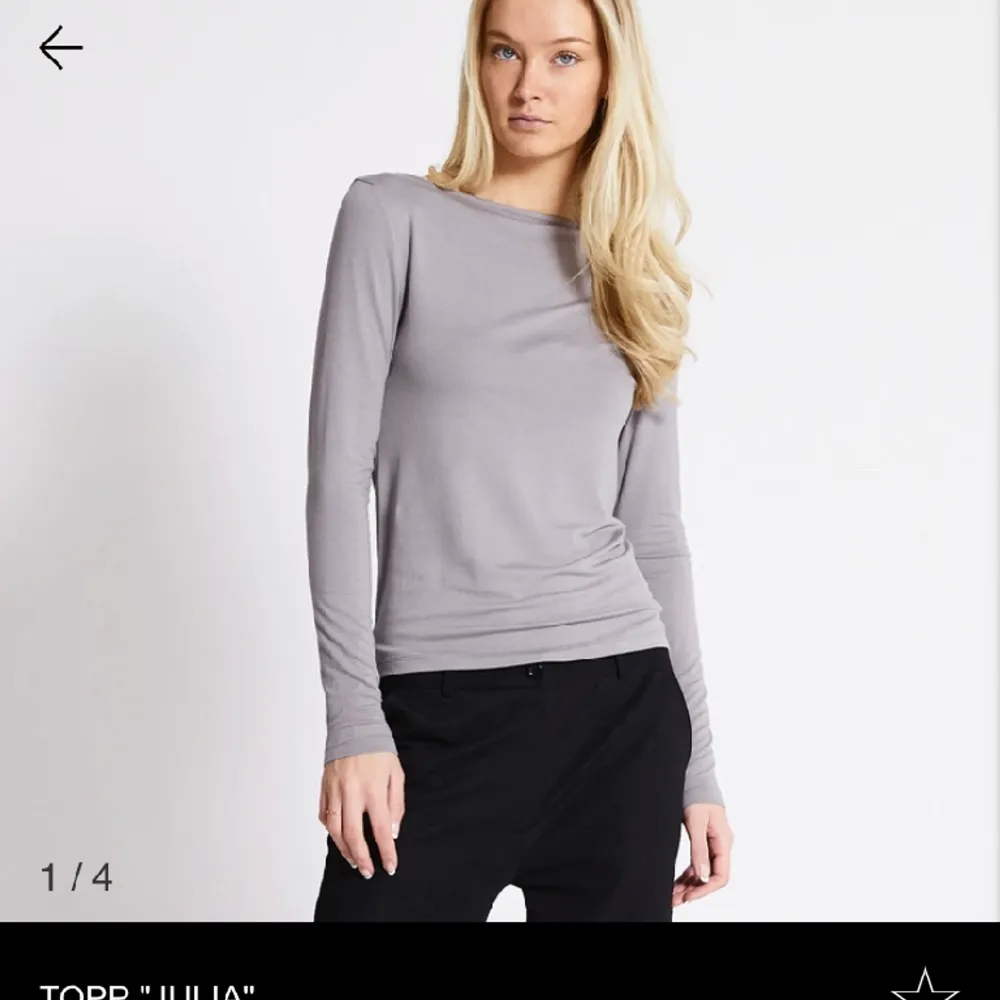 Säljer den här långärmade tröjan som är använd endast 1 gång💓 jag vet inte varför färgerna ser så olika ut men tröjan är iallafall beigebrun💗köparen står för frakten 💓. T-shirts.