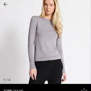 Säljer den här långärmade tröjan som är använd endast 1 gång💓 jag vet inte varför färgerna ser så olika ut men tröjan är iallafall beigebrun💗köparen står för frakten 💓