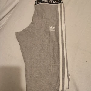 Adidasorginals byxor  - Adidas byxor säljer för 160 kr. I fint skick endast använda två gånger. Fri frakt