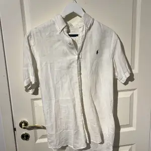 Vit kortärmad Ralph Lauren skjorta som är i väldigt bra skick. Storlek S. Mitt pris 350kr